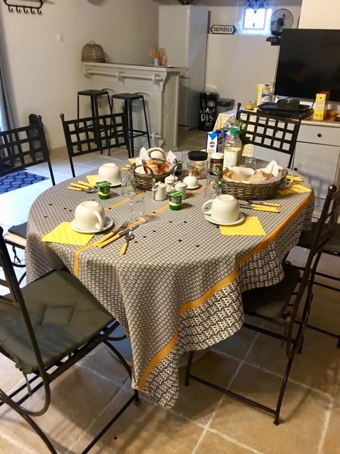 Le Grand Coudreau Bed & Breakfast Nazelles-Negron ภายนอก รูปภาพ